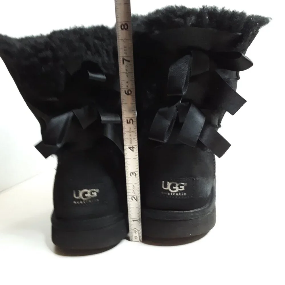 UGG Women's Mini Bailey Bow II Boot size 6